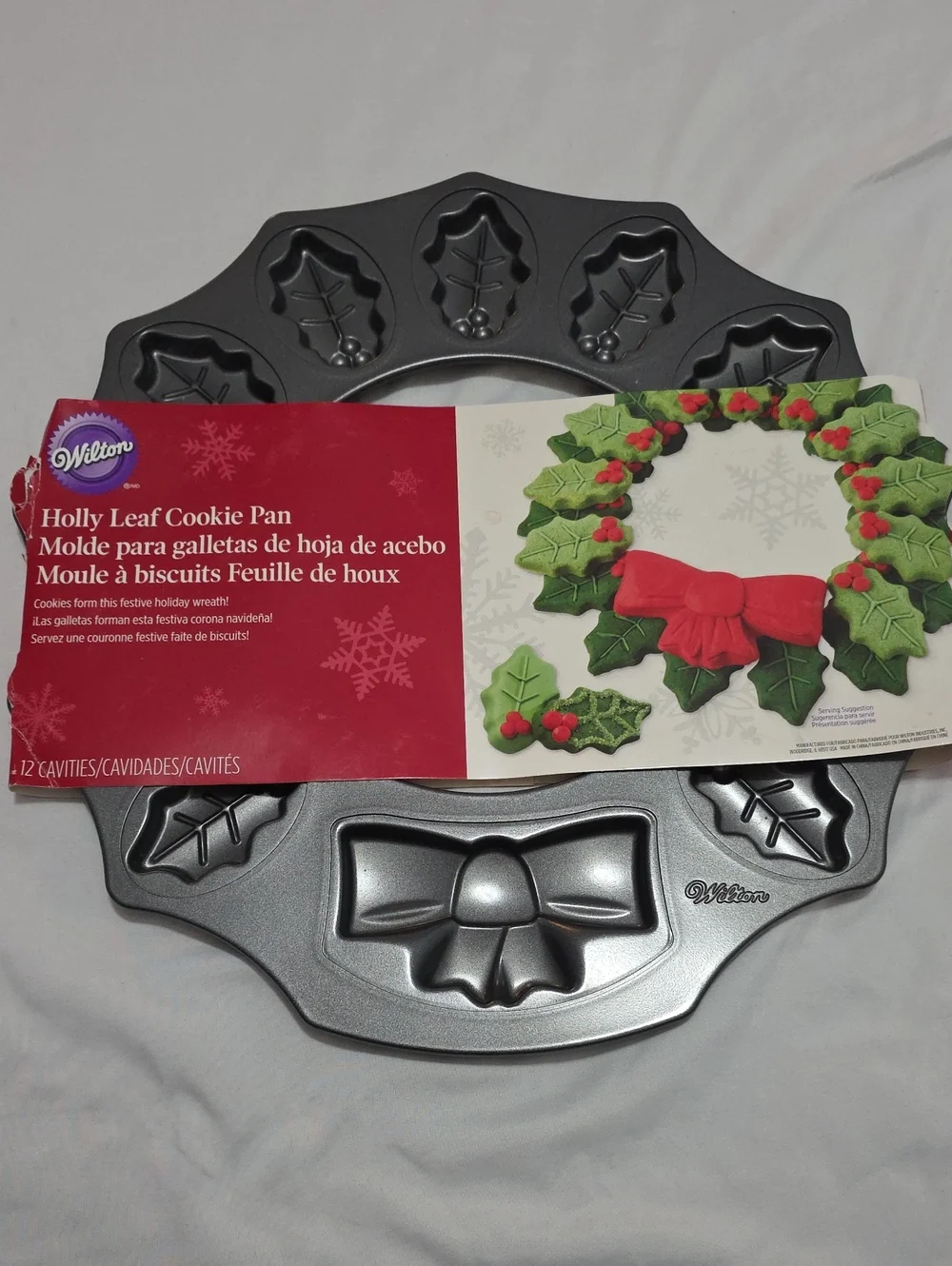 Wilton Holly Leaf and Bow Cookie Pan